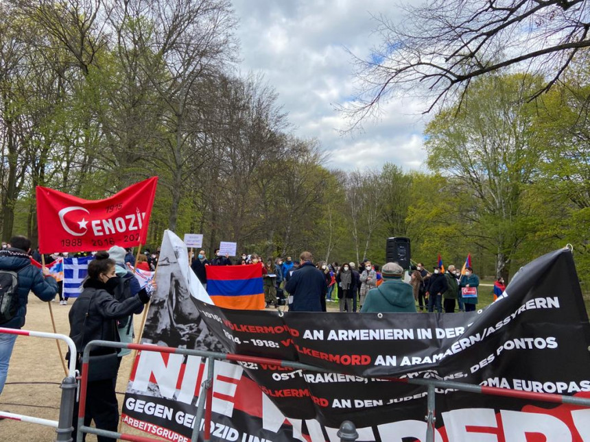 Kranzniederlegung und Andacht: Demonstration und Mahnwache zum Gedenken an die Opfer des Völkermordes an Armeniern