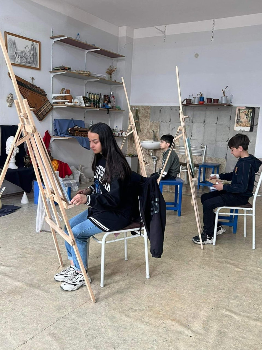 Geschenke des Gurjaani-Kinderchors für die Schützlinge der Kunstschule Schuschi in Arzach