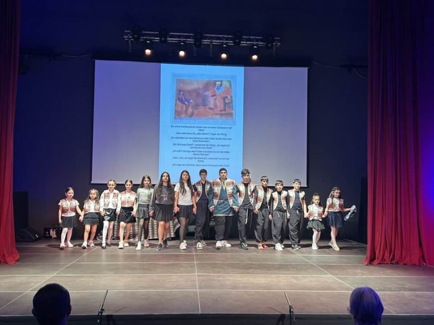 KINDERPROGRAMM: BÜHNENAUFFÜHRUNG „Der Lügner“ vom armenischen Volksschriftsteller Hovhannes Tumanian, Regie und Einleitung: Frau Nvard Amirkhanyan und Frau Gayane Yeghiazaryan