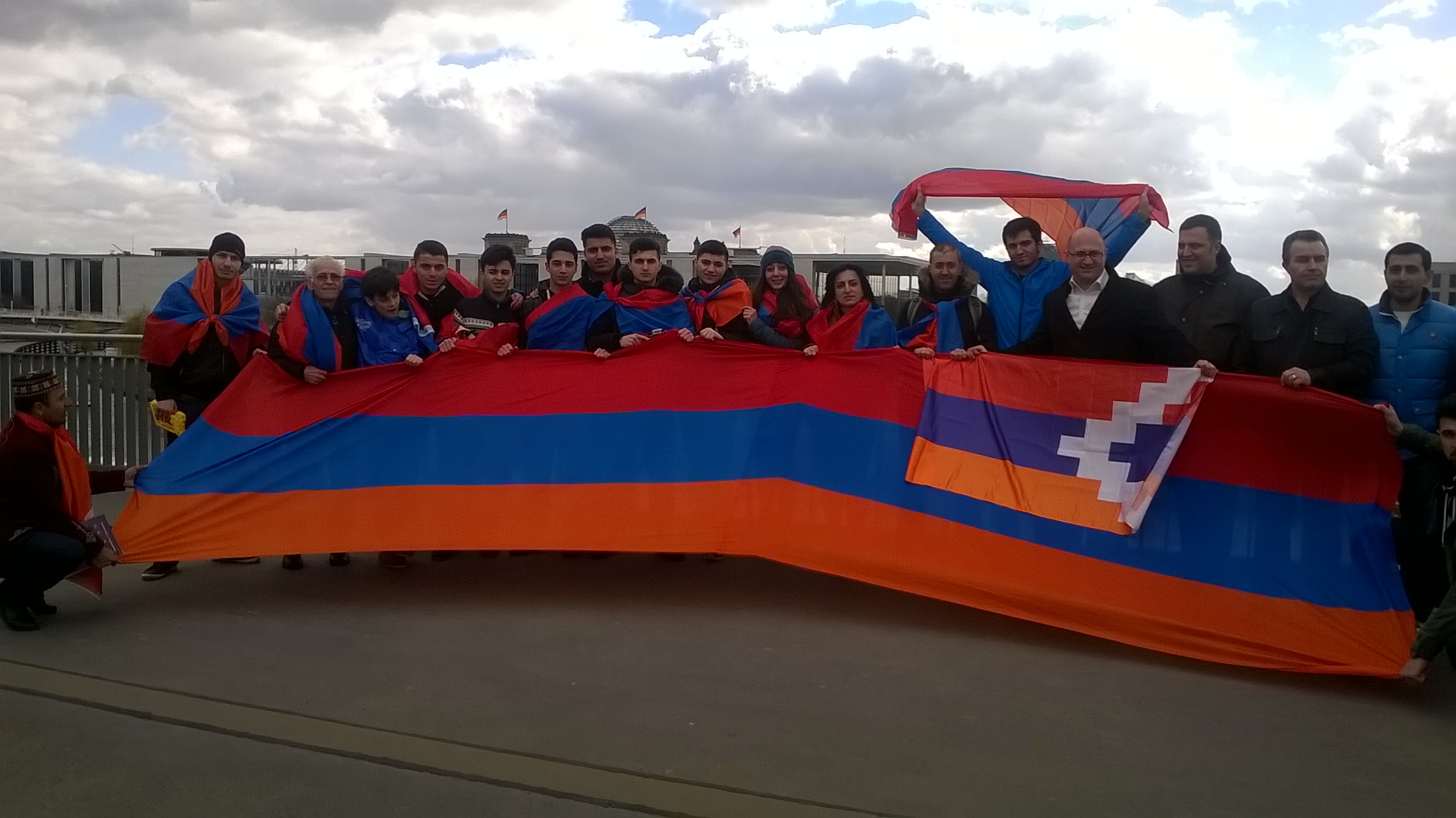 100Meter lange Armenische Fahne im Vordergrund des Regierungsviertels in Berlin